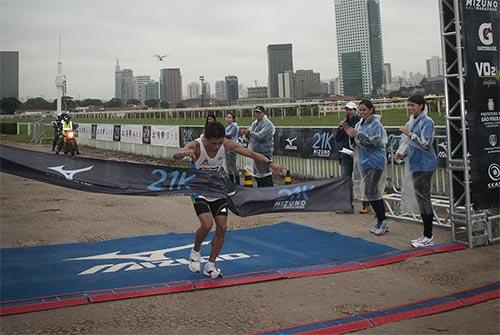 Renilson Vitorino da Silva vence a Mizuno Half Marathon SP 2014 / Foto: Diogo Lucato